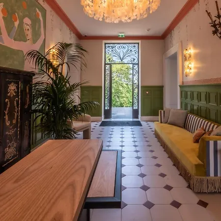 Chateau De - Luxurious & Hotel 4*