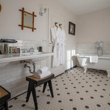 Chateau De - Luxurious & Hotel 4*