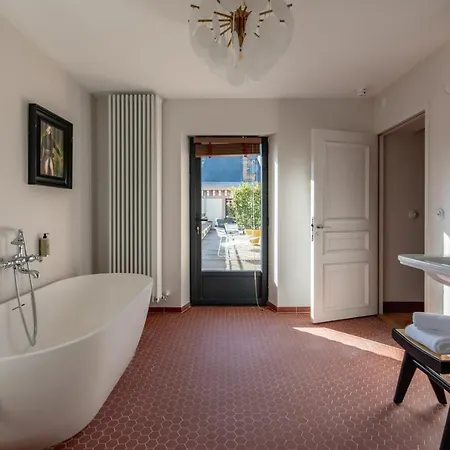 Chateau De - Luxurious & Hotel 4*