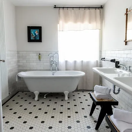 Chateau De - Luxurious & Hotel 4*