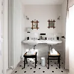 Chateau De - Luxurious & ホテル 4*
