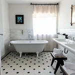 Chateau De - Luxurious & ホテル 4*