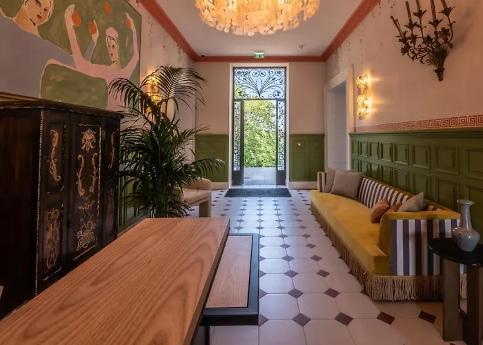 Chateau De - Luxurious & Hotel 4*