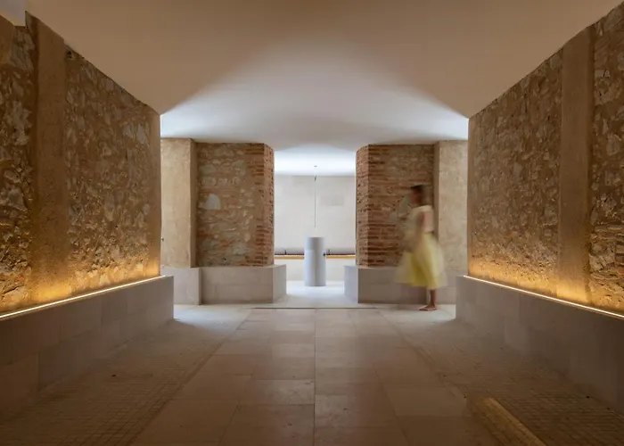 Hotel Chateau De - Luxurious & Fiac