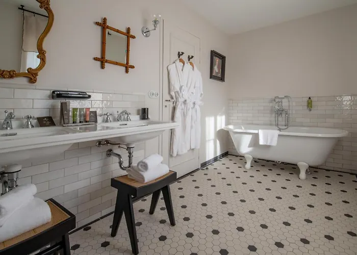 Chateau De - Luxurious & Hotel 4*