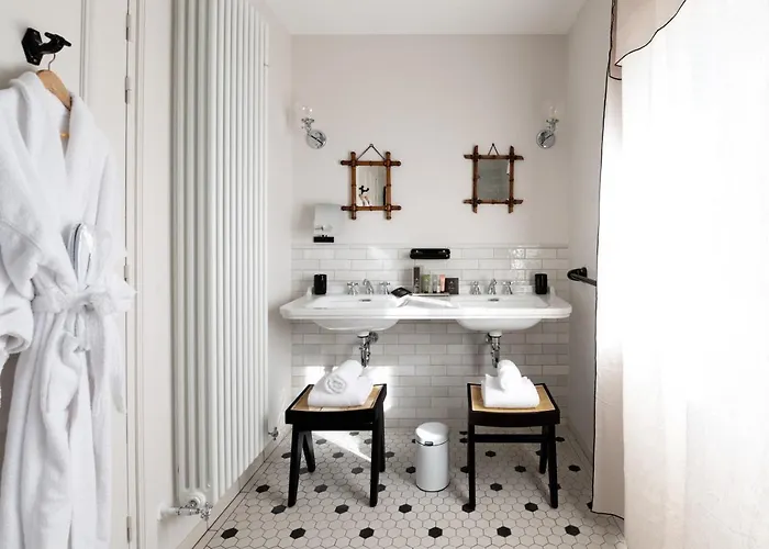 Chateau De - Luxurious & Hotel 4*