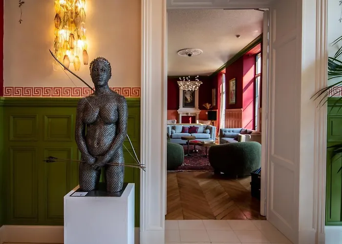 Chateau De - Luxurious & Hotel