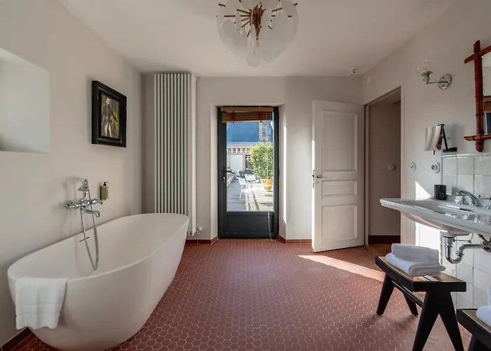 Chateau De - Luxurious & Hotel 4*