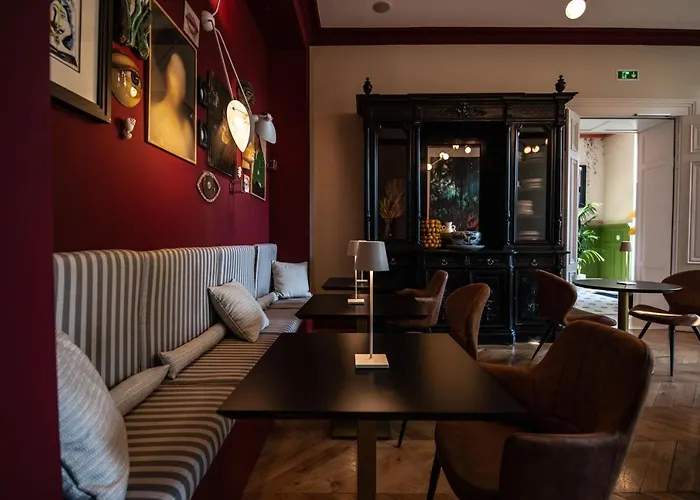 Hotel Chateau De - Luxurious & Fiac