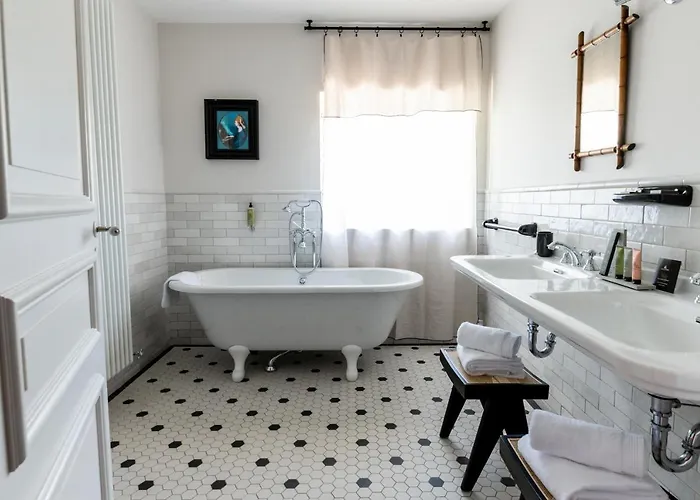 Chateau De - Luxurious & Hotel 4*